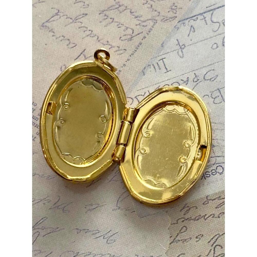 Vintage Gold Oval Cameo Locket Pendant Necklace - Victorian Style Photo Keepsake - Picture 2 of 4